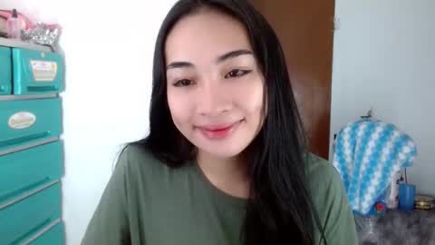 Snapshot of sweetlilly_18 chatting on December 4, 2024, 2:42 am Lilly online show from December 4, 2024, 2:42 am