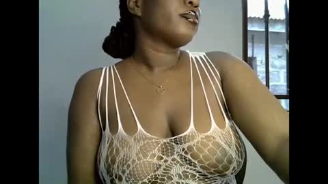 Snapshot of sweetpetitgirl chatting on June 18, 2026, 5:39 pm LILY BRANDY online show from June 18, 2026, 5:39 pm
