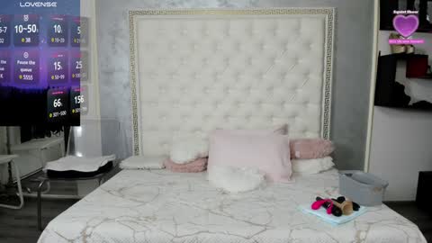 Snapshot of sweetsexangel chatting on December 5, 2024, 12:00 pm Goddess Allysse online show from December 5, 2024, 12:00 pm