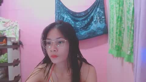 Mia online show from May 1, 2026, 12:10 pm