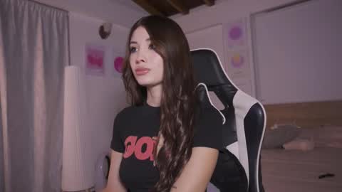 Cat independent model  online show from November 11, 2025, 2:33 am