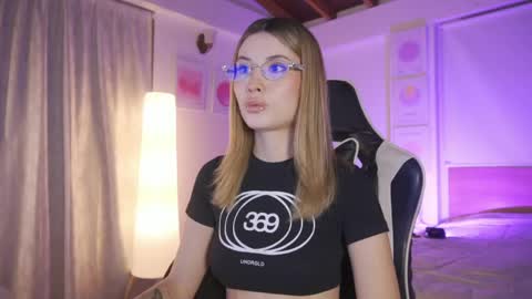 Cat independent model  online show from May 6, 2026, 2:08 am