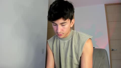 Snapshot of sweettaaron chatting on October 6, 2025, 5:43 pm Andy online show from October 6, 2025, 5:43 pm