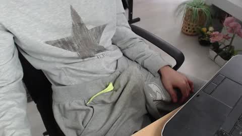 Snapshot of swetlittleboy4u chatting on September 27, 2025, 10:31 am SwetLittleBoy4u online show from September 27, 2025, 10:31 am