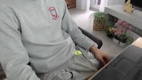 Snapshot of swetlittleboy4u chatting on September 30, 2025, 9:14 am SwetLittleBoy4u online show from September 30, 2025, 9:14 am