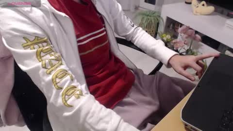 Snapshot of swetlittleboy4u chatting on December 2, 2025, 10:05 pm SwetLittleBoy4u online show from December 2, 2025, 10:05 pm