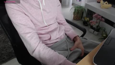 Snapshot of swetlittleboy4u chatting on December 5, 2025, 8:01 am SwetLittleBoy4u online show from December 5, 2025, 8:01 am