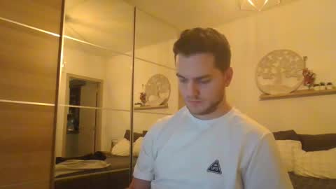 syl092 online show from December 4, 2024, 4:27 pm