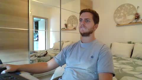 syl092 online show from September 9, 2025, 5:23 pm