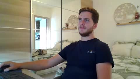 syl092 online show from September 15, 2025, 5:02 pm