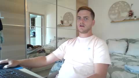 syl092 online show from September 22, 2025, 12:29 pm