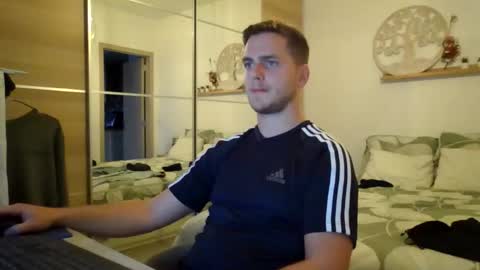 syl092 online show from September 24, 2025, 5:38 pm