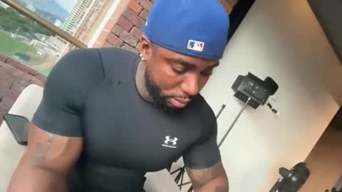 Tairon Tucke online show from April 22, 2026, 10:33 pm