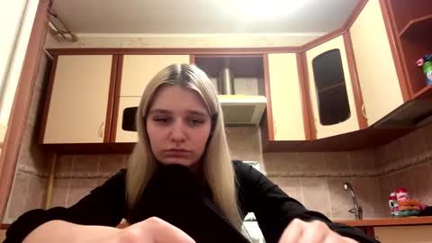 Mia online show from February 23, 2026, 7:00 pm