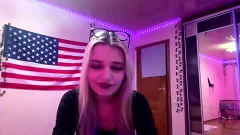 Mia online show from March 8, 2026, 7:06 pm