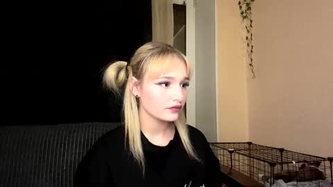 Mia online show from March 21, 2026, 6:00 pm