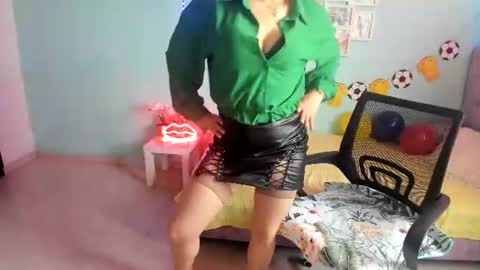 Snapshot of talia_mystic chatting on June 18, 2026, 12:42 pm Talia mia online show from June 18, 2026, 12:42 pm