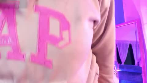 Snapshot of tarataylorr chatting on November 25, 2025, 2:22 am Tara online show from November 25, 2025, 2:22 am