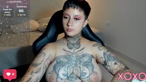 Snapshot of tatoo_girl chatting on October 25, 2025, 9:42 pm jess online show from October 25, 2025, 9:42 pm