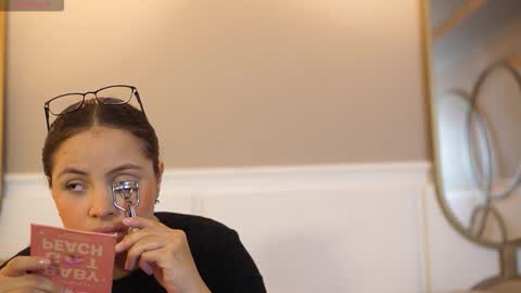 Snapshot of taylerkim chatting on November 7, 2025, 4:07 pm Teylor Kim online show from November 7, 2025, 4:07 pm