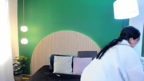 Taylor Bennet online show from December 3, 2025, 11:52 am