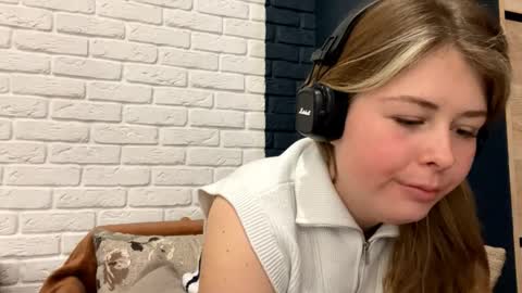 Snapshot of templeholberg chatting on March 20, 2026, 6:29 am Lana online show from March 20, 2026, 6:29 am