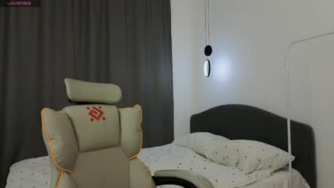 Mia online show from April 26, 2026, 2:15 pm