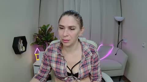 Snapshot of tessadaybreak chatting on May 5, 2026, 6:54 am tessadaybreak online show from May 5, 2026, 6:54 am