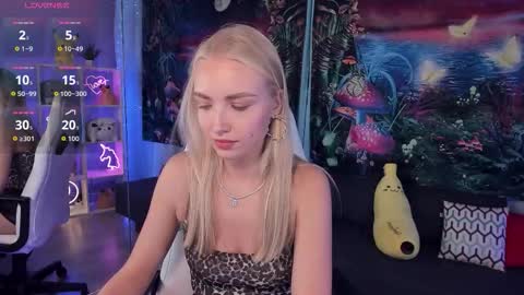 TessaHamilton online show from October 9, 2025, 10:24 am