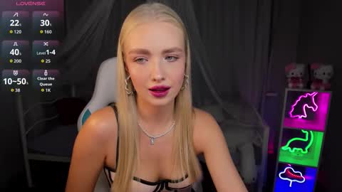 TessaHamilton online show from November 23, 2025, 11:10 am