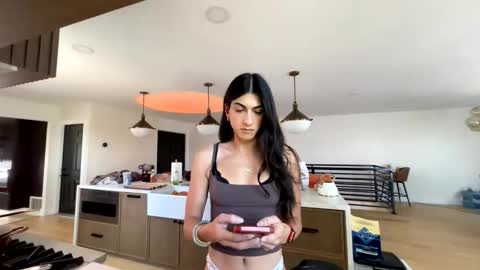 babygirlmami online show from April 29, 2026, 6:25 pm