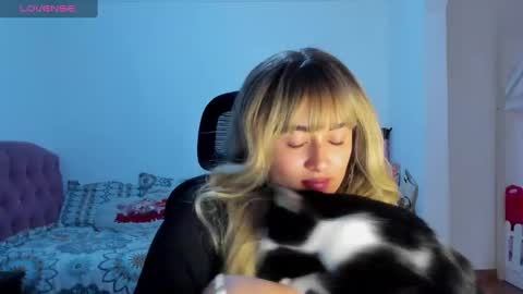 Snapshot of thatgirl2003 chatting on December 17, 2024, 6:09 pm online show from December 17, 2024, 6:09 pm