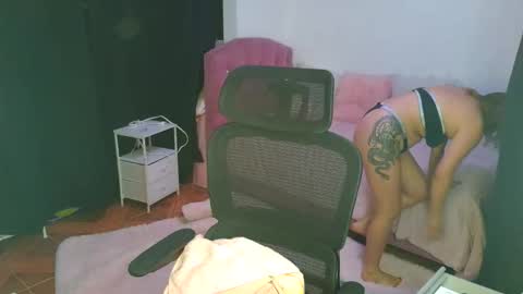 Snapshot of thatgirl2003 chatting on November 21, 2025, 6:28 pm online show from November 21, 2025, 6:28 pm