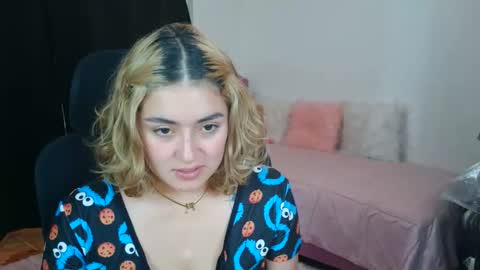 Snapshot of thatgirl2003 chatting on November 23, 2025, 1:44 pm online show from November 23, 2025, 1:44 pm