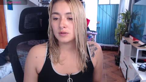 Snapshot of thatgirl2003 chatting on April 1, 2026, 12:39 pm online show from April 1, 2026, 12:39 pm