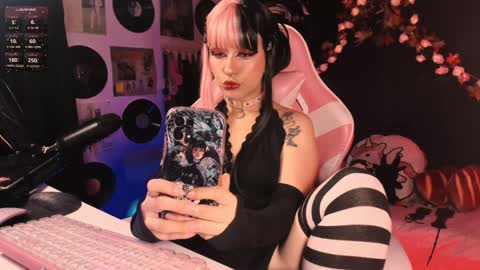 Snapshot of the_kitty_roxy chatting on December 10, 2024, 7:26 am ... ... online show from December 10, 2024, 7:26 am