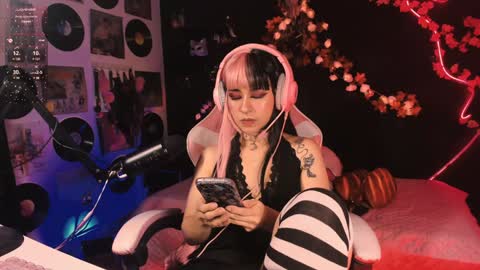 Snapshot of the_kitty_roxy chatting on December 10, 2024, 10:28 am ... ... online show from December 10, 2024, 10:28 am