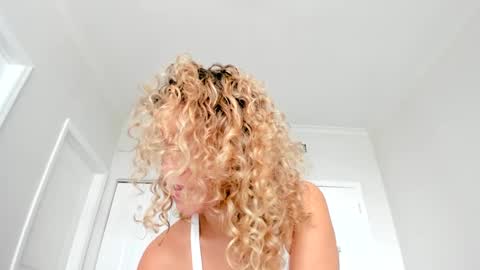 Snapshot of theislandgirl chatting on December 22, 2024, 7:10 pm Lily Marie online show from December 22, 2024, 7:10 pm