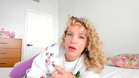 Snapshot of theislandgirl chatting on January 8, 2025, 9:01 pm Lily Marie online show from January 8, 2025, 9:01 pm