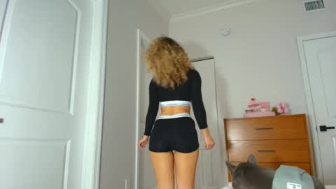 Snapshot of theislandgirl chatting on January 14, 2025, 6:49 pm Lily Marie online show from January 14, 2025, 6:49 pm