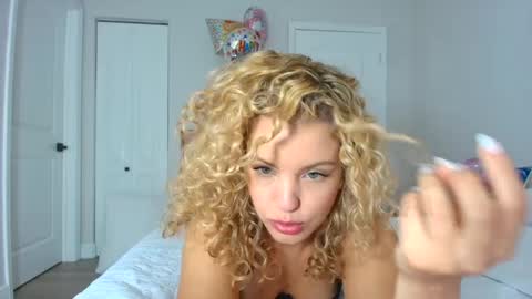 Snapshot of theislandgirl chatting on January 20, 2025, 9:11 pm Lily Marie online show from January 20, 2025, 9:11 pm