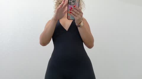 Snapshot of theislandgirl chatting on December 5, 2025, 5:42 pm Lily Marie online show from December 5, 2025, 5:42 pm