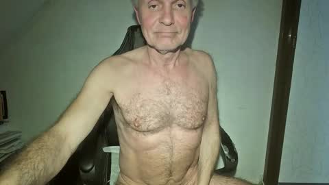 Snapshot of thestrip01 chatting on April 20, 2026, 5:54 am NudeDJ online show from April 20, 2026, 5:54 am