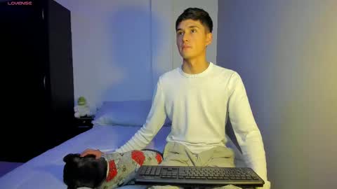 Snapshot of thiagowells_ chatting on October 8, 2025, 8:17 pm Thiago Wells online show from October 8, 2025, 8:17 pm