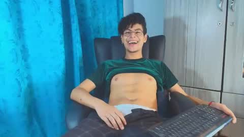 Snapshot of thiiagosaeenz chatting on July 18, 2026, 11:08 pm Thiago Saenzz online show from July 18, 2026, 11:08 pm