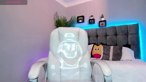 Snapshot of thomas_moon_ chatting on May 7, 2026, 1:16 pm Thomas online show from May 7, 2026, 1:16 pm