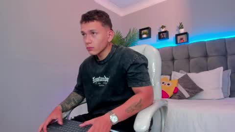 Snapshot of thomas_moon_ chatting on May 9, 2026, 2:00 pm Thomas online show from May 9, 2026, 2:00 pm