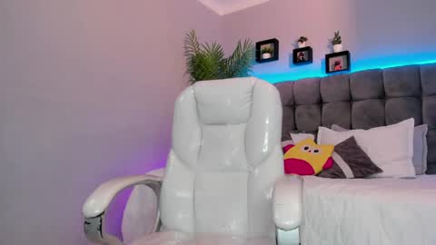 Snapshot of thomas_moon_ chatting on May 11, 2026, 4:04 pm Thomas online show from May 11, 2026, 4:04 pm