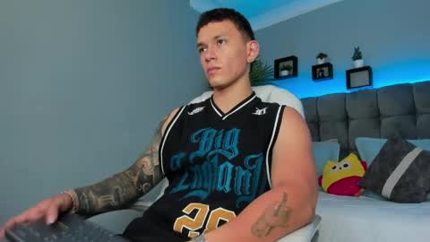 Snapshot of thomas_moon_ chatting on May 19, 2026, 4:02 pm Thomas online show from May 19, 2026, 4:02 pm