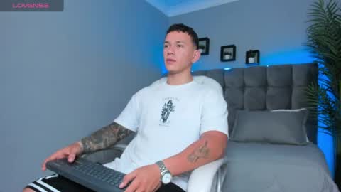 Snapshot of thomas_moon_ chatting on August 1, 2026, 12:48 pm Thomas online show from August 1, 2026, 12:48 pm